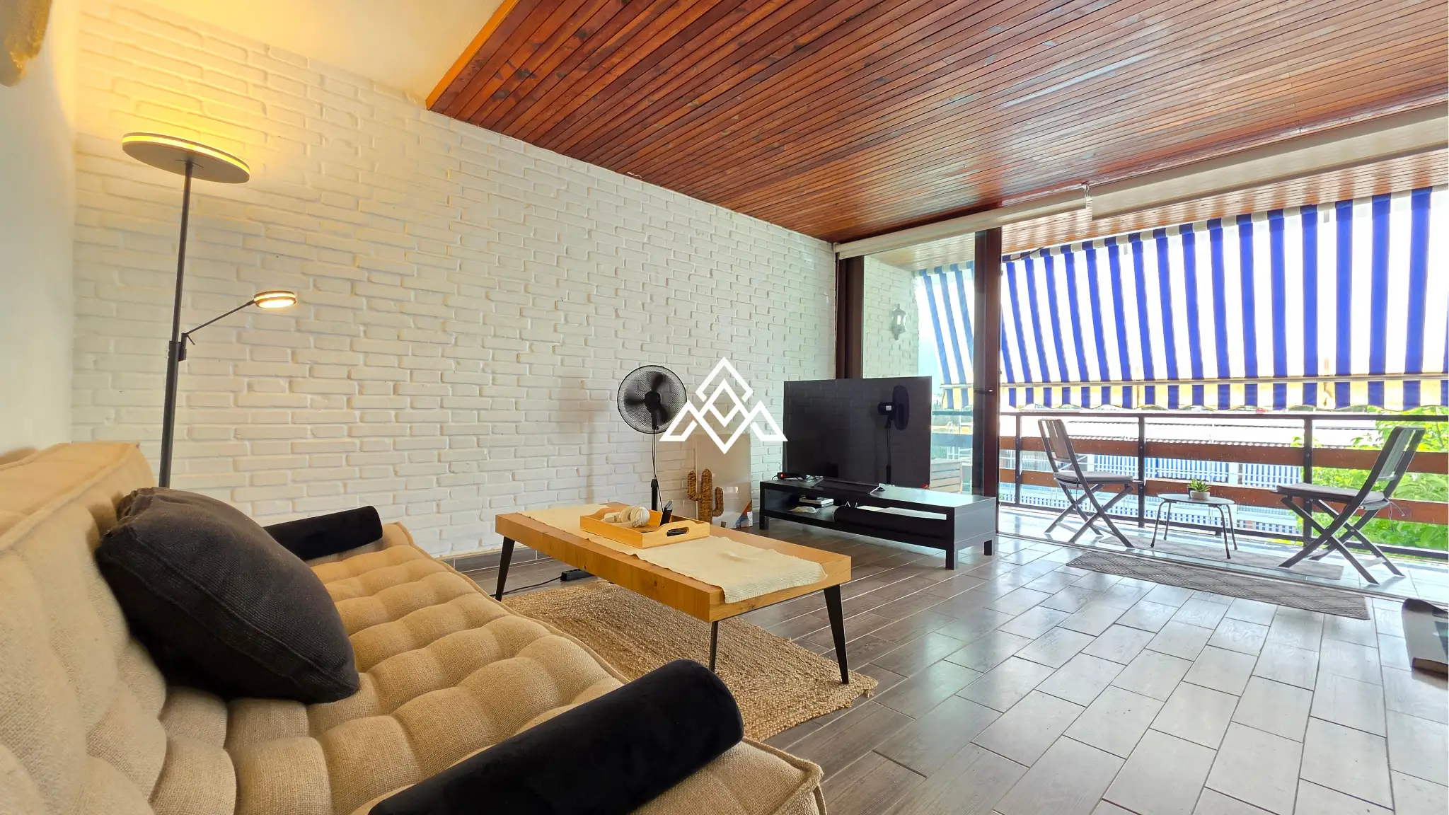 11 (21) Charming Cortijo Blanco Penthouse near the beach and Puerto Banús. Great Spain real estate investment with terrace and pool views.