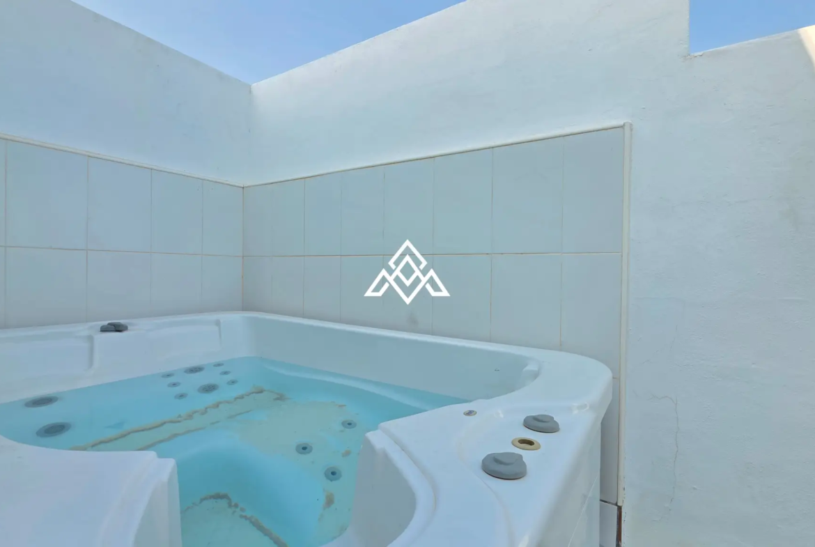 Luxury Triplex Penthouse La Cala with jacuzzi, solarium and 100 m² of terraces. Exceptional Spain real estate near La Cala de Mijas.