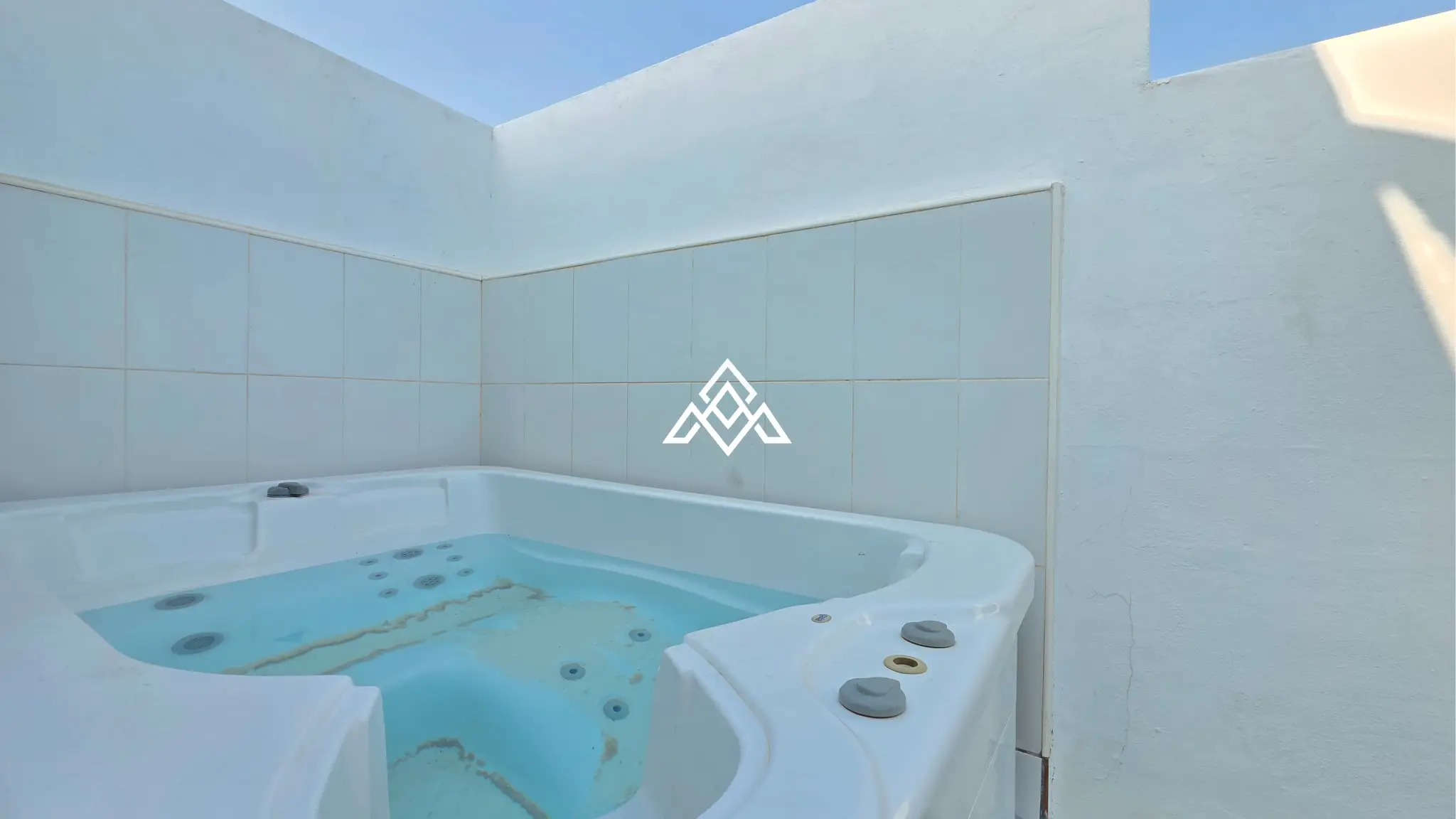 Luxury Triplex Penthouse La Cala with jacuzzi, solarium and 100 m² of terraces. Exceptional Spain real estate near La Cala de Mijas.
