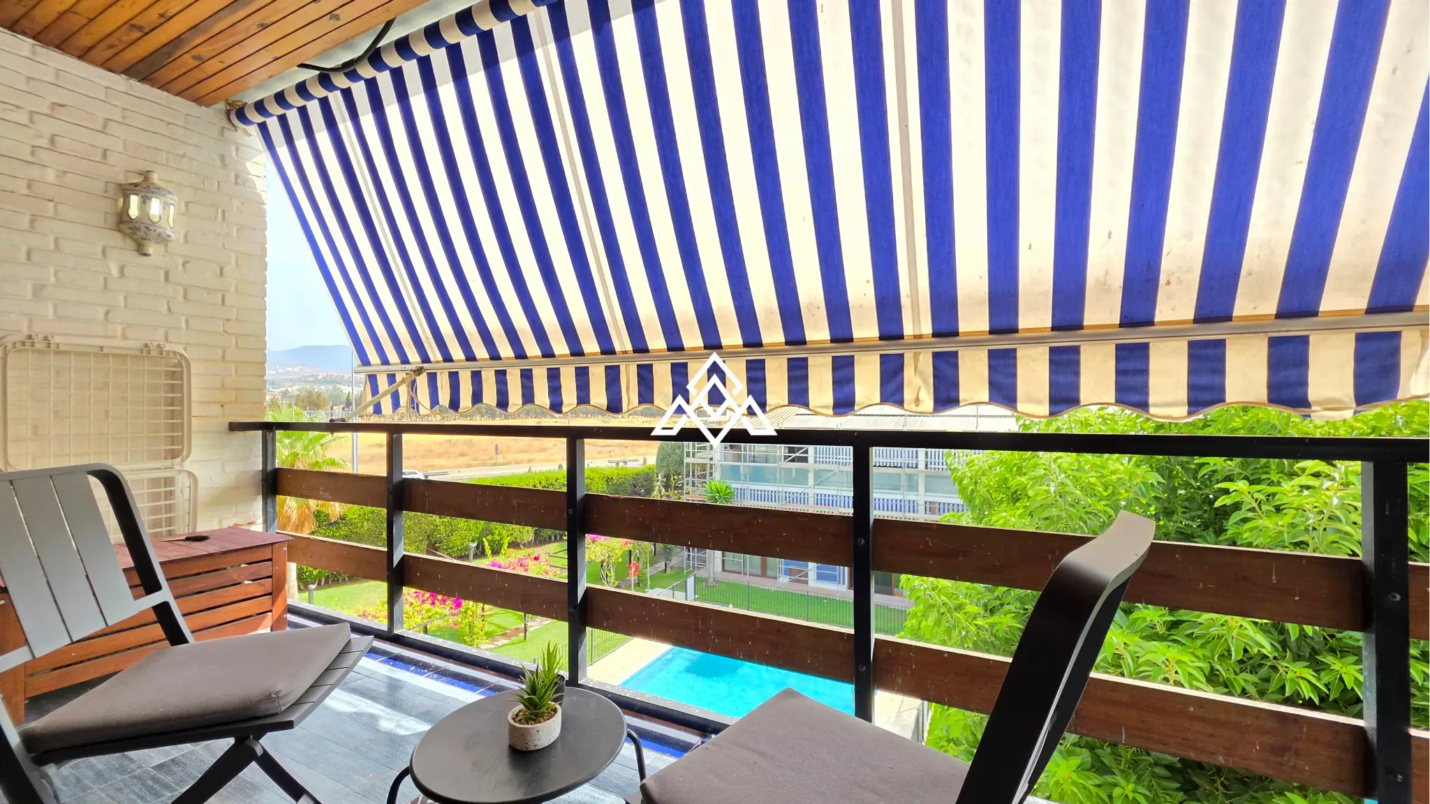 14 (20) Charming Cortijo Blanco Penthouse near the beach and Puerto Banús. Great Spain real estate investment with terrace and pool views.