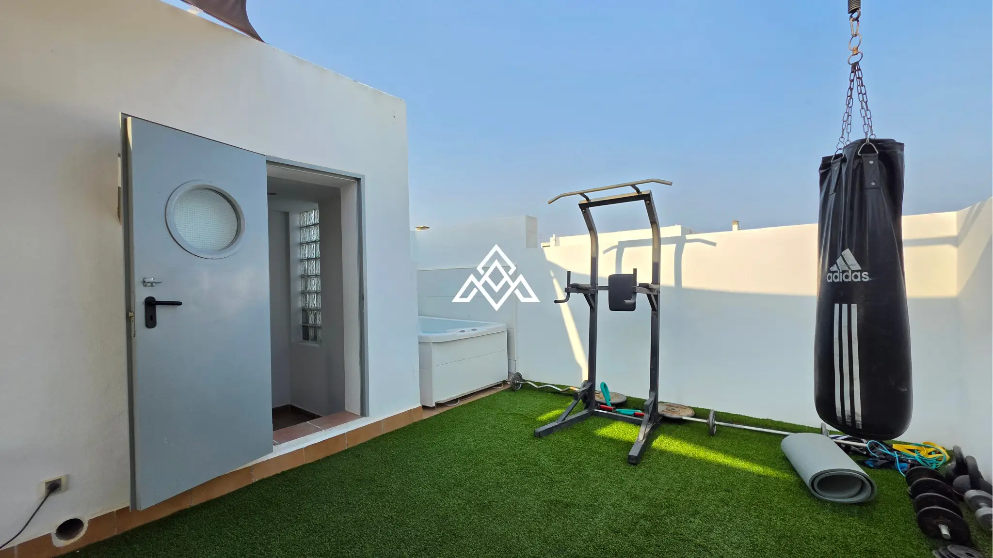 Luxury Triplex Penthouse La Cala with jacuzzi, solarium and 100 m² of terraces. Exceptional Spain real estate near La Cala de Mijas.