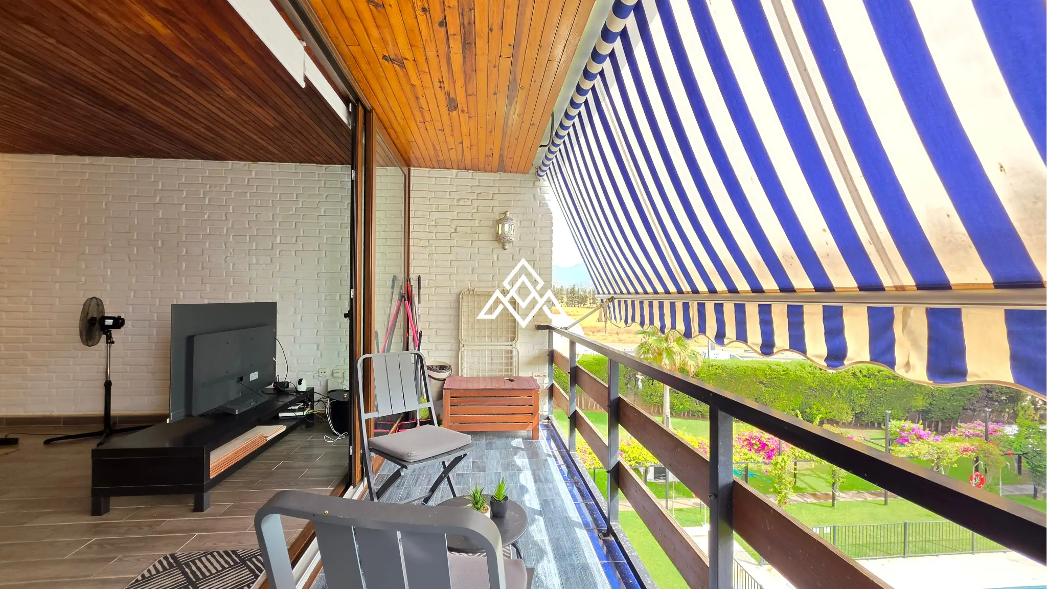 15 (20) Charming Cortijo Blanco Penthouse near the beach and Puerto Banús. Great Spain real estate investment with terrace and pool views.