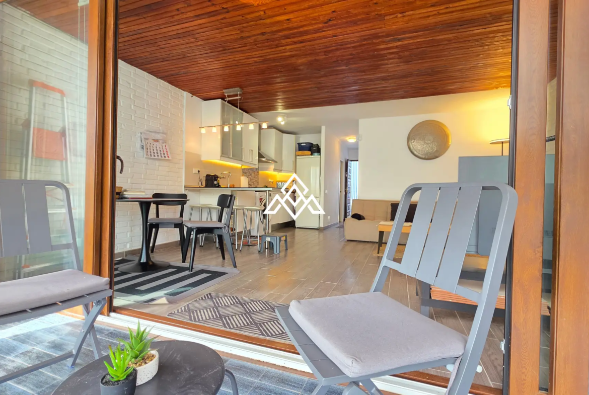 Charming Cortijo Blanco Penthouse near the beach and Puerto Banús. Great Spain real estate investment with terrace and pool views.
