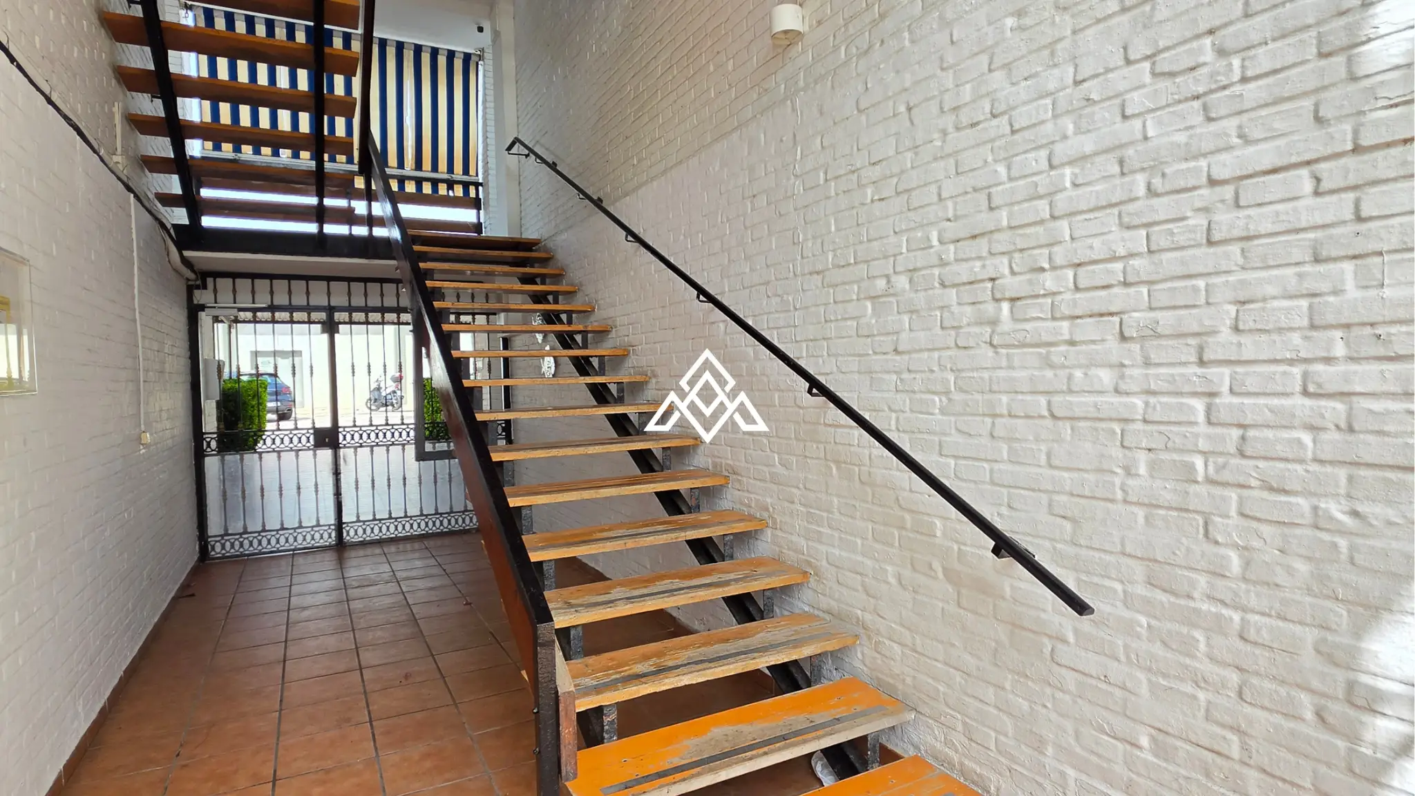 17 (19) Charming Cortijo Blanco Penthouse near the beach and Puerto Banús. Great Spain real estate investment with terrace and pool views.