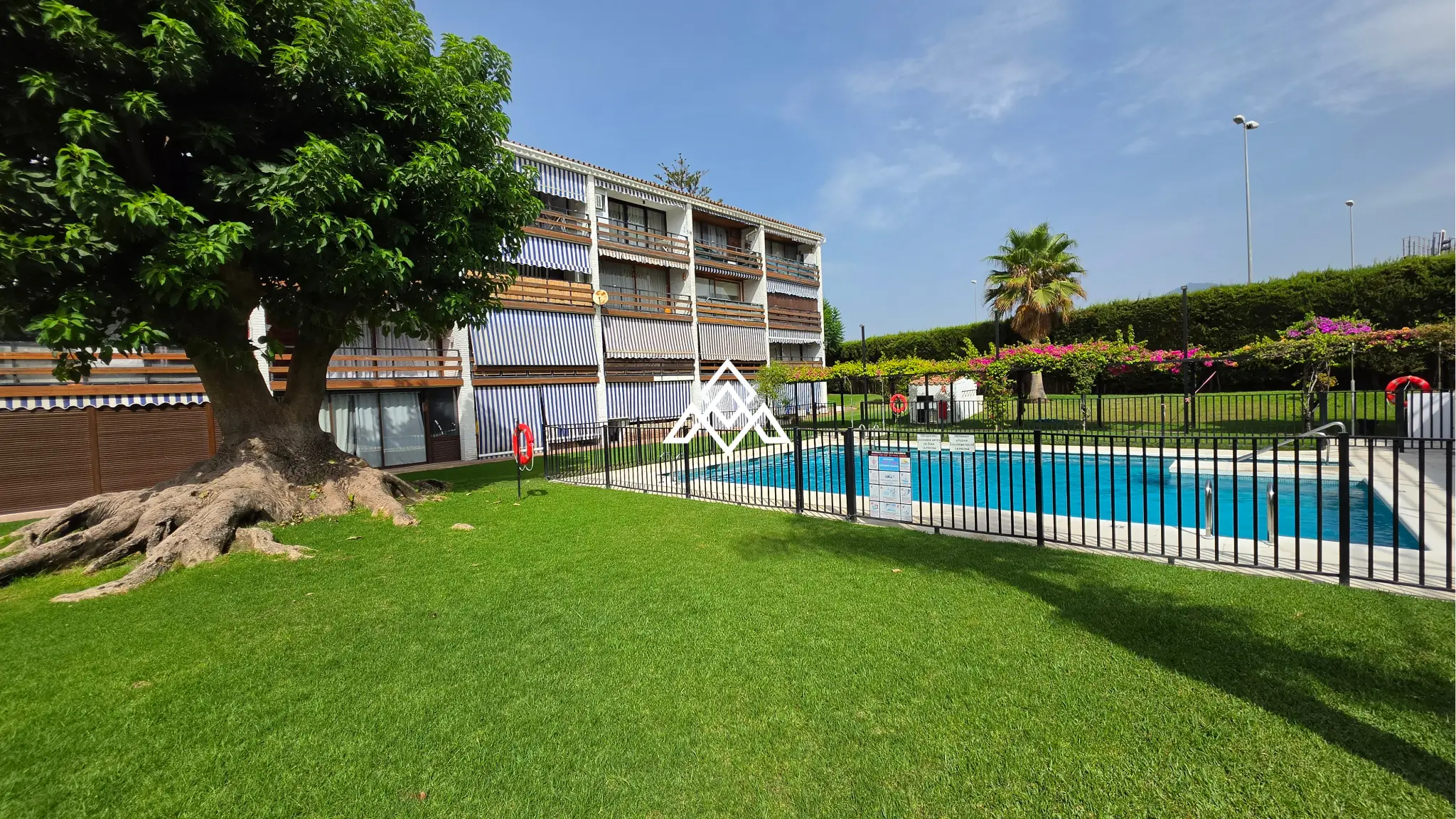 18 (19) Charming Cortijo Blanco Penthouse near the beach and Puerto Banús. Great Spain real estate investment with terrace and pool views.
