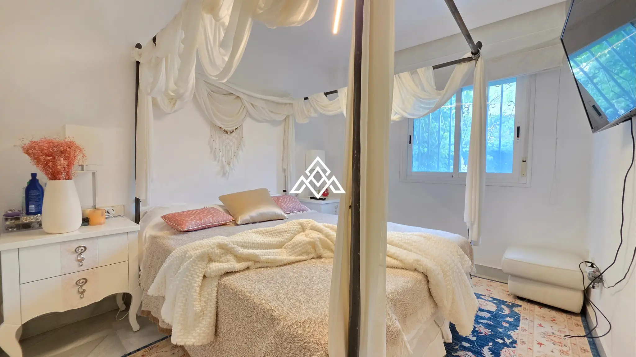 Exclusive Golden Mile Garden Apartment with private garden, terrace and 24h security. Prime Spain real estate in Marbella near the beach.