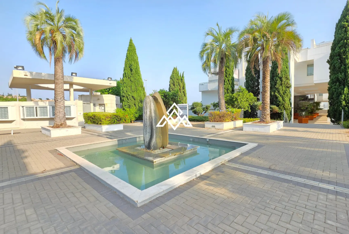 Luxury Triplex Penthouse La Cala with jacuzzi, solarium and 100 m² of terraces. Exceptional Spain real estate near La Cala de Mijas.