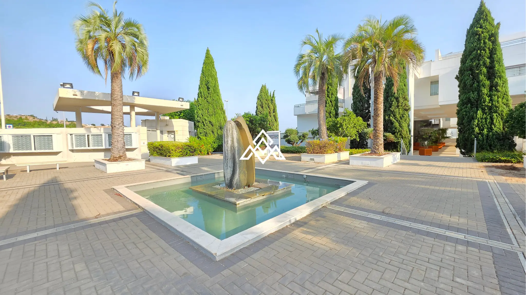 Luxury Triplex Penthouse La Cala with jacuzzi, solarium and 100 m² of terraces. Exceptional Spain real estate near La Cala de Mijas.