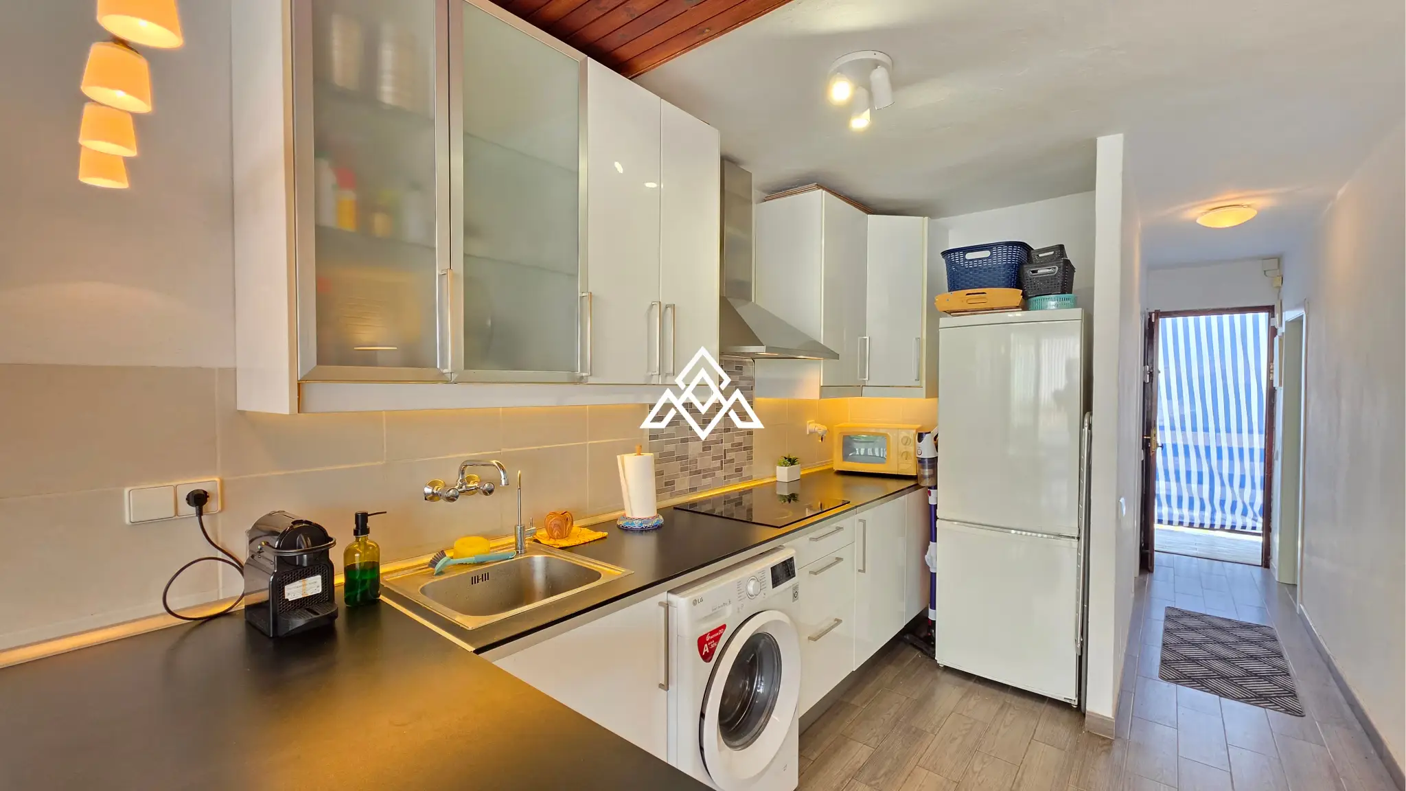 7 (22) Charming Cortijo Blanco Penthouse near the beach and Puerto Banús. Great Spain real estate investment with terrace and pool views.