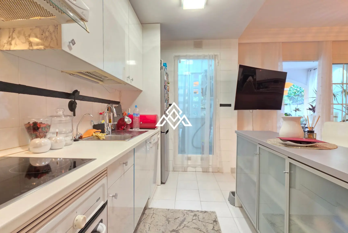Exclusive Golden Mile Garden Apartment with private garden, terrace and 24h security. Prime Spain real estate in Marbella near the beach.