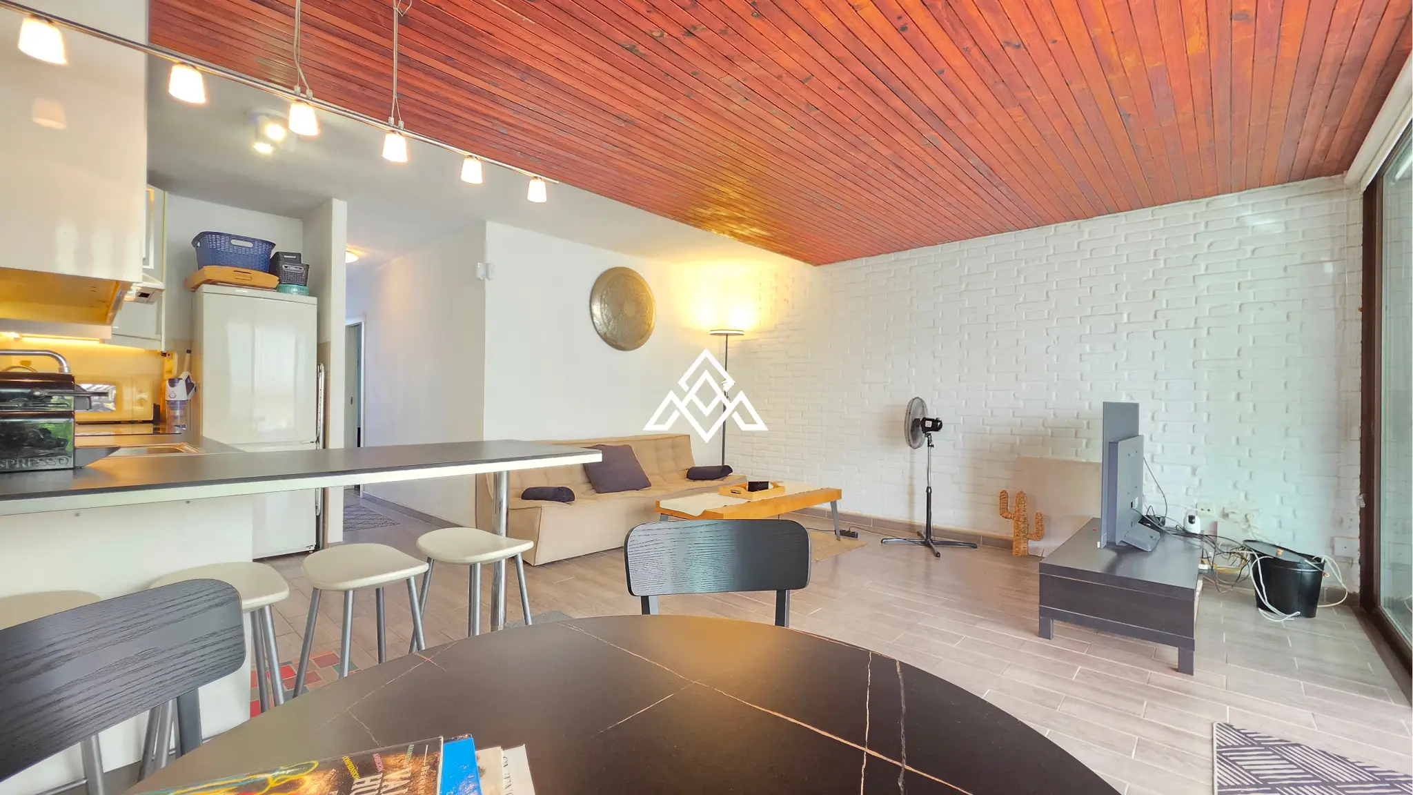 9 (22) Charming Cortijo Blanco Penthouse near the beach and Puerto Banús. Great Spain real estate investment with terrace and pool views.