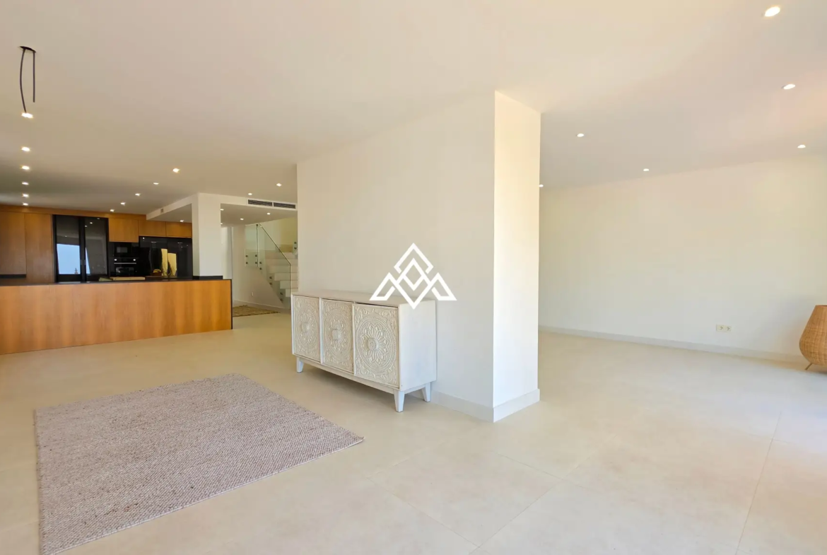 Fully renovated Panoramic Sea View Villa on the Costa del Sol with 5 bedrooms, 100 m² of terraces and stunning Mediterranean views.