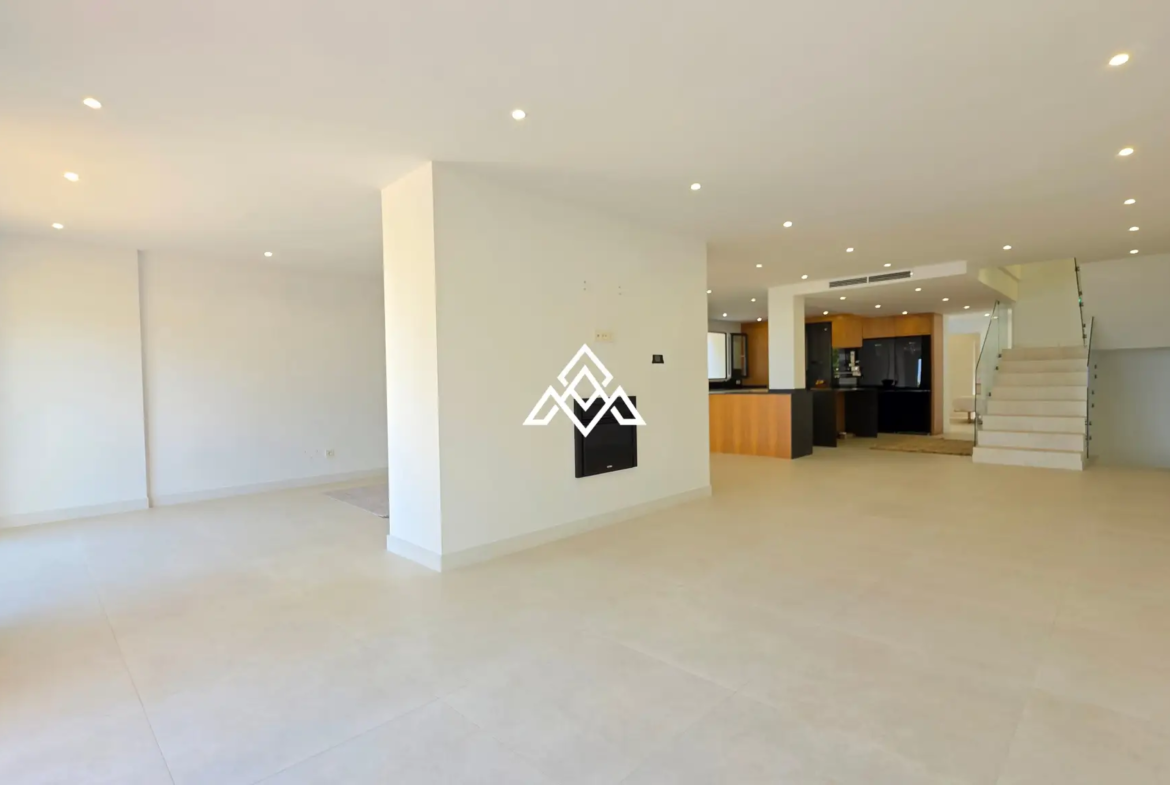 Fully renovated Panoramic Sea View Villa on the Costa del Sol with 5 bedrooms, 100 m² of terraces and stunning Mediterranean views.