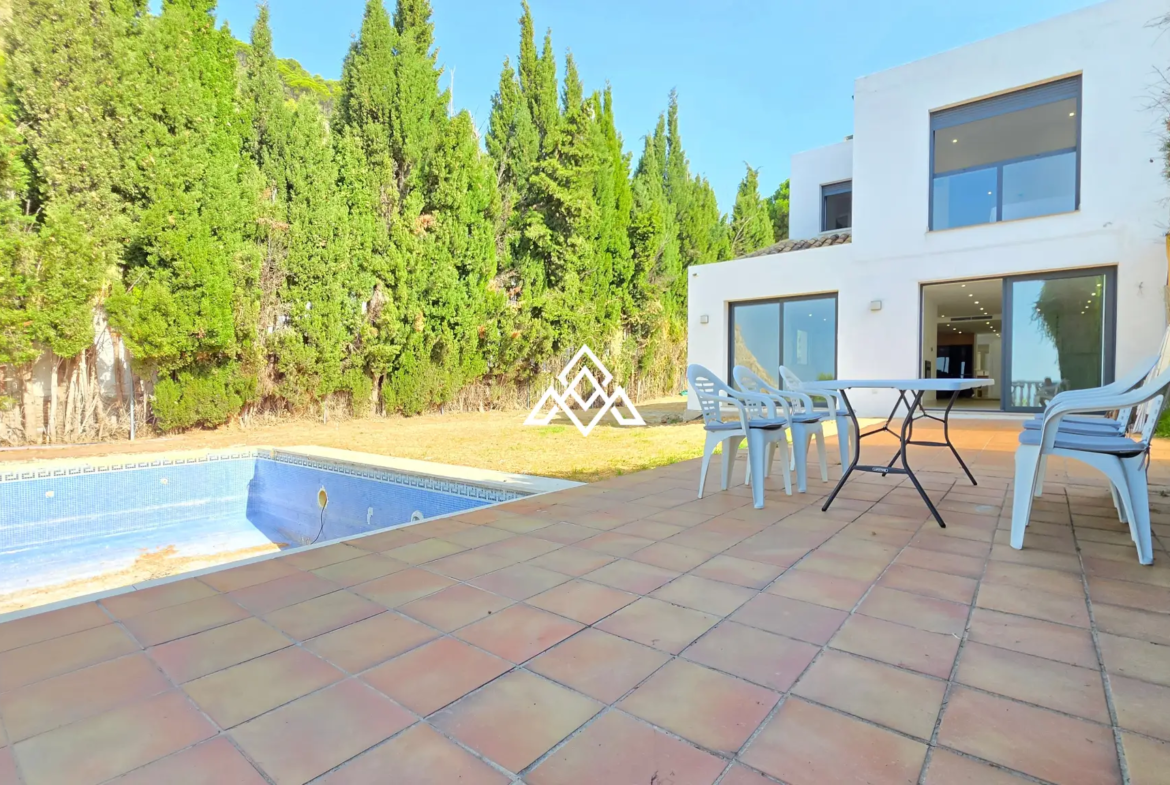Fully renovated Panoramic Sea View Villa on the Costa del Sol with 5 bedrooms, 100 m² of terraces and stunning Mediterranean views.