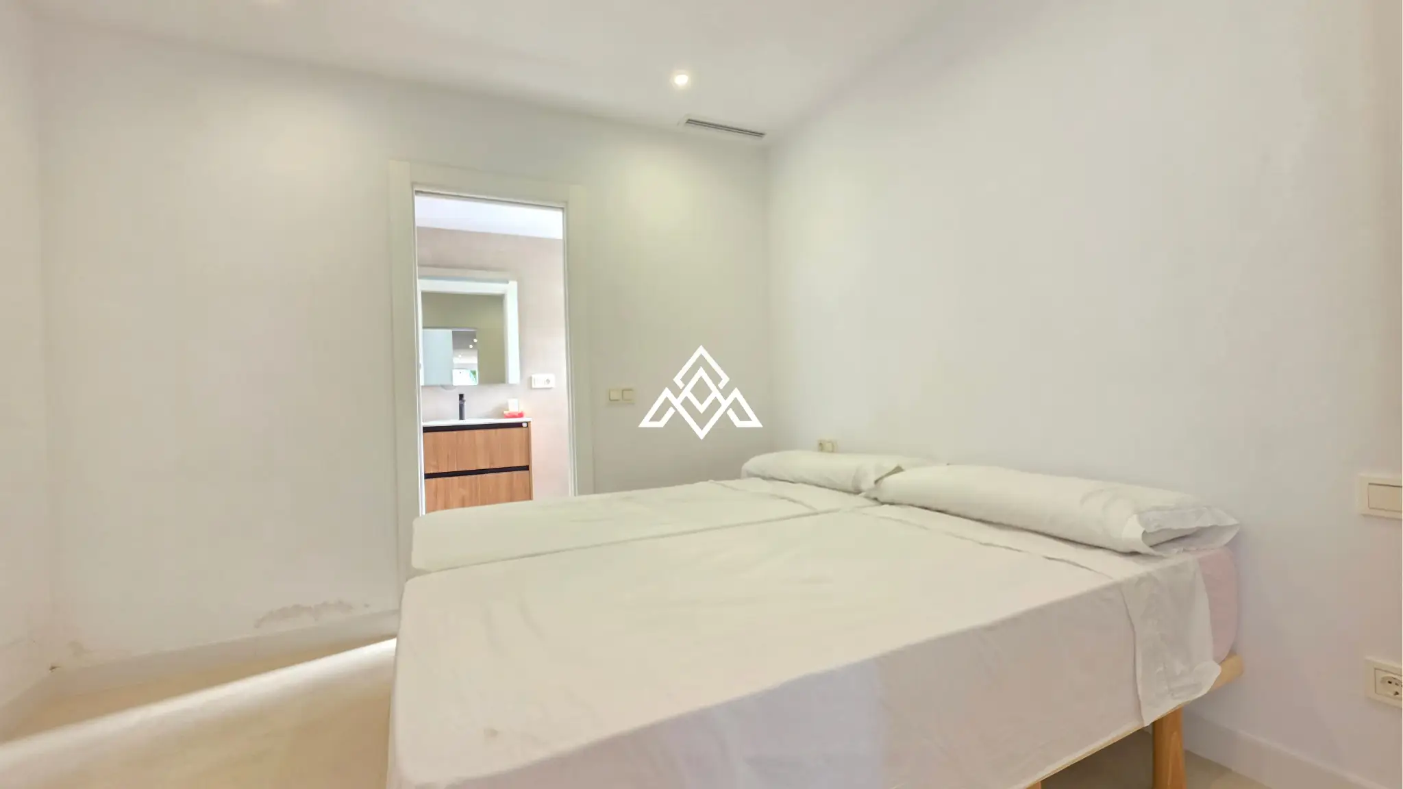 Fully renovated Panoramic Sea View Villa on the Costa del Sol with 5 bedrooms, 100 m² of terraces and stunning Mediterranean views.