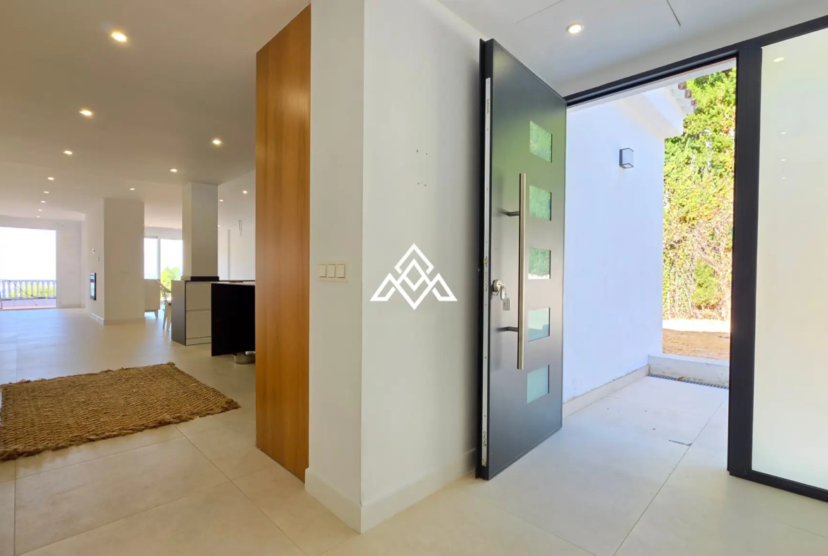 Fully renovated Panoramic Sea View Villa on the Costa del Sol with 5 bedrooms, 100 m² of terraces and stunning Mediterranean views.