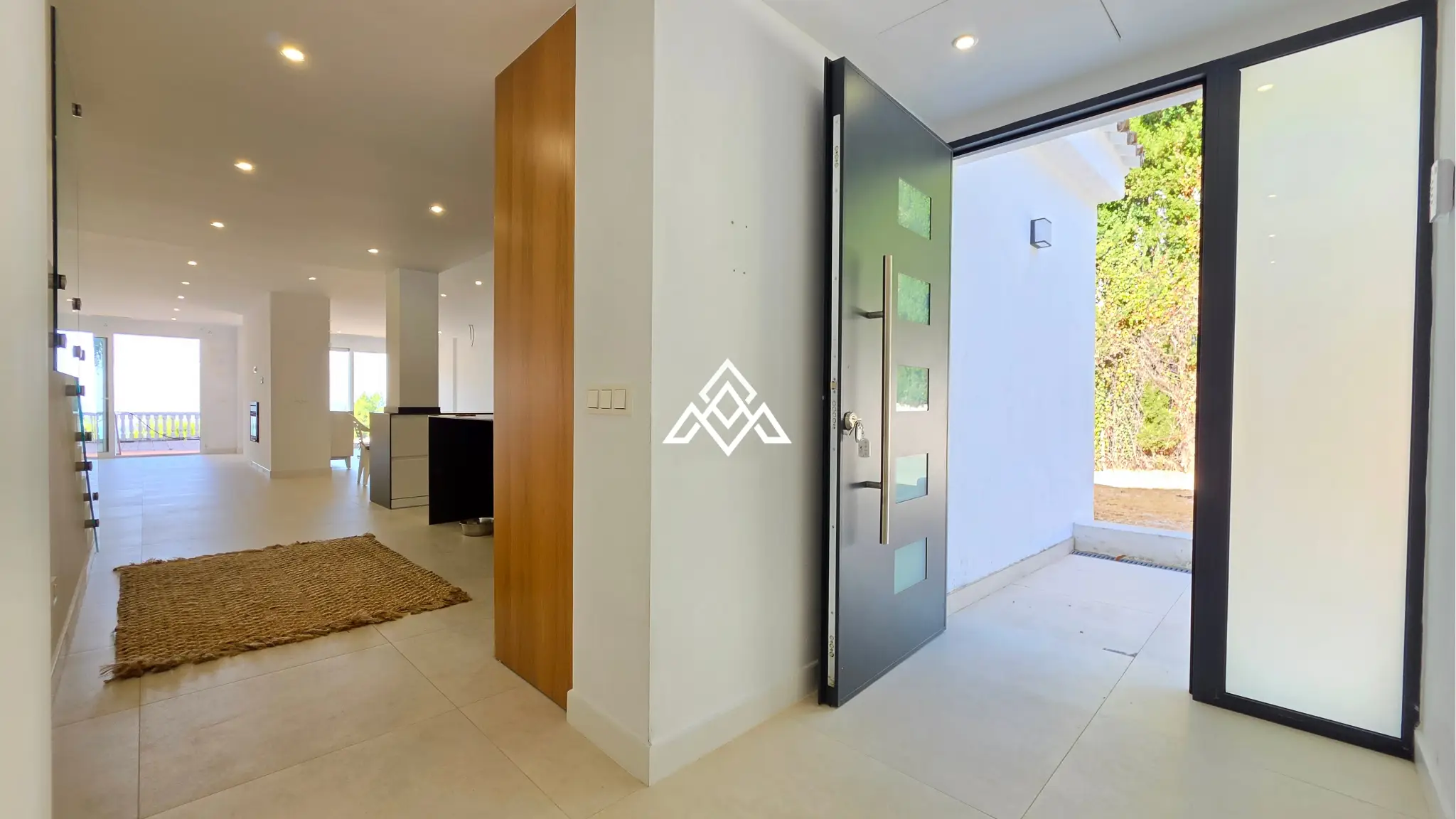 Fully renovated Panoramic Sea View Villa on the Costa del Sol with 5 bedrooms, 100 m² of terraces and stunning Mediterranean views.