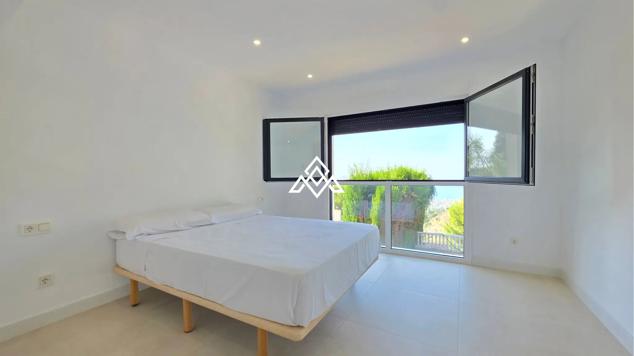 Fully renovated Panoramic Sea View Villa on the Costa del Sol with 5 bedrooms, 100 m² of terraces and stunning Mediterranean views.