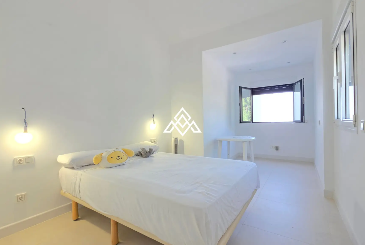 Fully renovated Panoramic Sea View Villa on the Costa del Sol with 5 bedrooms, 100 m² of terraces and stunning Mediterranean views.