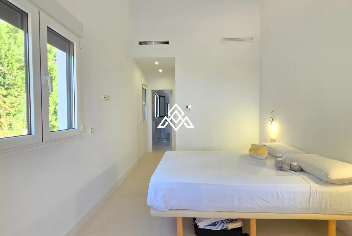Fully renovated Panoramic Sea View Villa on the Costa del Sol with 5 bedrooms, 100 m² of terraces and stunning Mediterranean views.