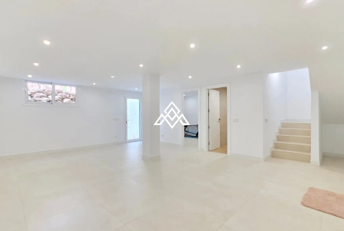 Fully renovated Panoramic Sea View Villa on the Costa del Sol with 5 bedrooms, 100 m² of terraces and stunning Mediterranean views.