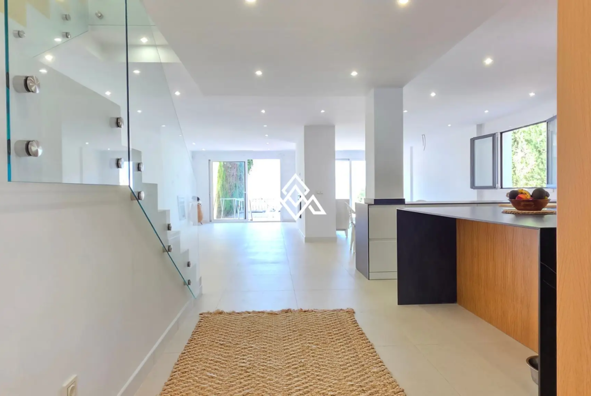 Fully renovated Panoramic Sea View Villa on the Costa del Sol with 5 bedrooms, 100 m² of terraces and stunning Mediterranean views.