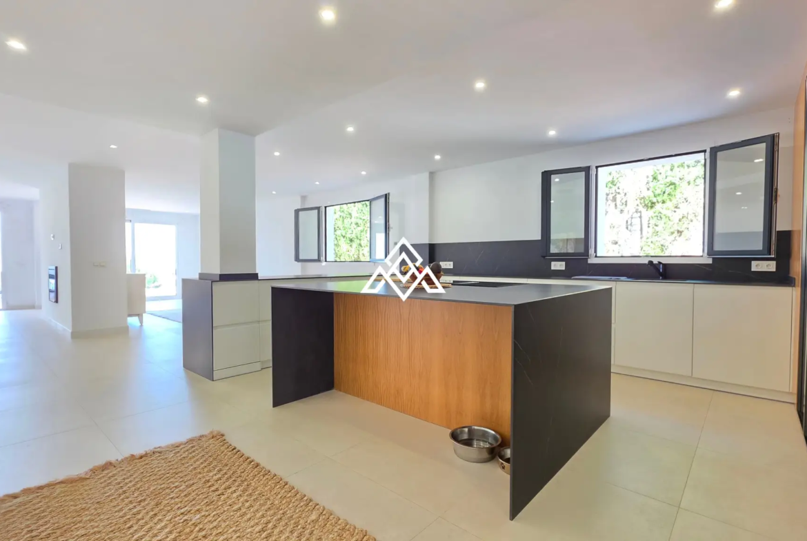 Fully renovated Panoramic Sea View Villa on the Costa del Sol with 5 bedrooms, 100 m² of terraces and stunning Mediterranean views.