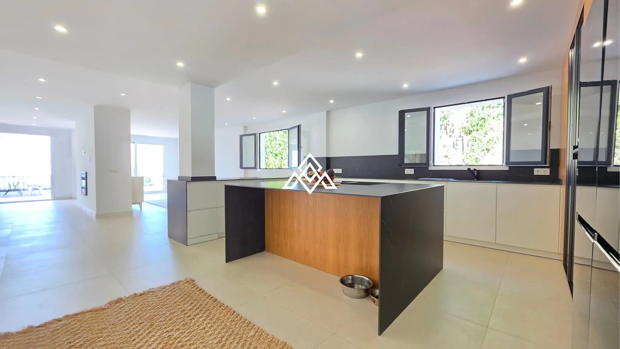 Fully renovated Panoramic Sea View Villa on the Costa del Sol with 5 bedrooms, 100 m² of terraces and stunning Mediterranean views.