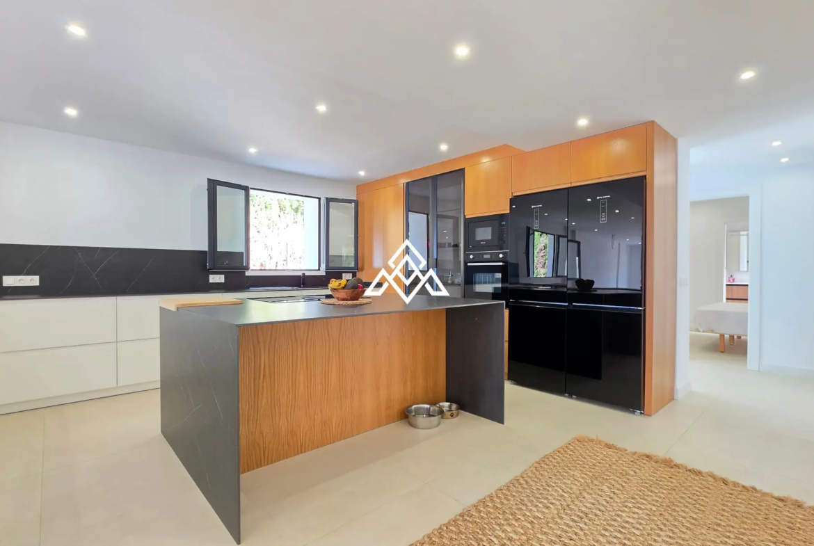 Fully renovated Panoramic Sea View Villa on the Costa del Sol with 5 bedrooms, 100 m² of terraces and stunning Mediterranean views.