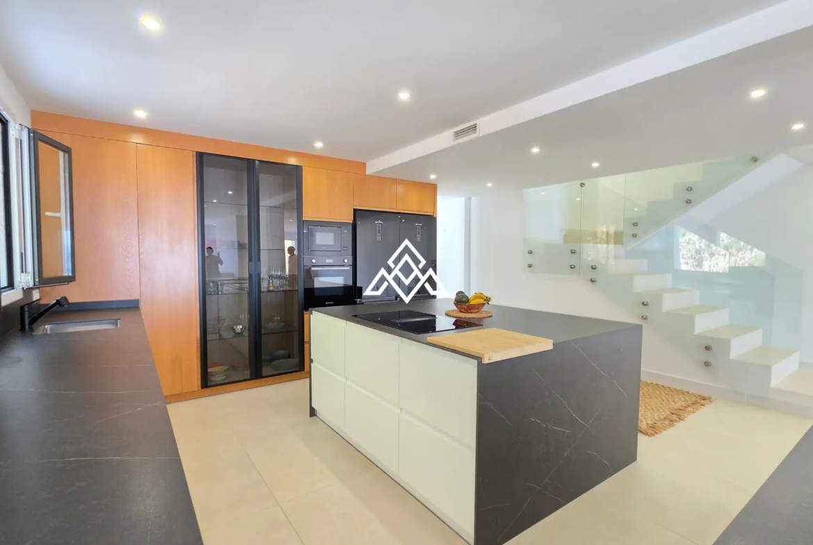 Fully renovated Panoramic Sea View Villa on the Costa del Sol with 5 bedrooms, 100 m² of terraces and stunning Mediterranean views.