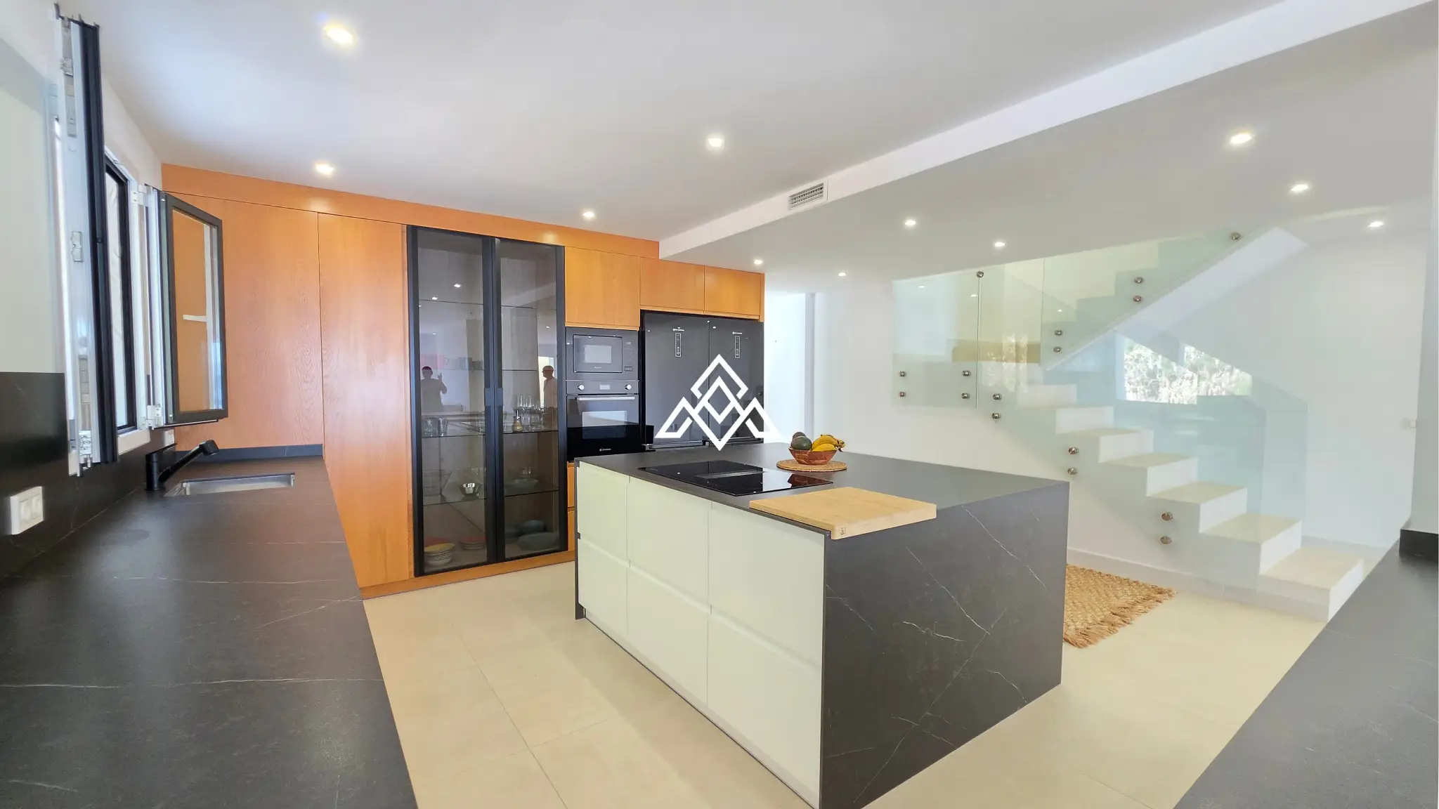 Fully renovated Panoramic Sea View Villa on the Costa del Sol with 5 bedrooms, 100 m² of terraces and stunning Mediterranean views.