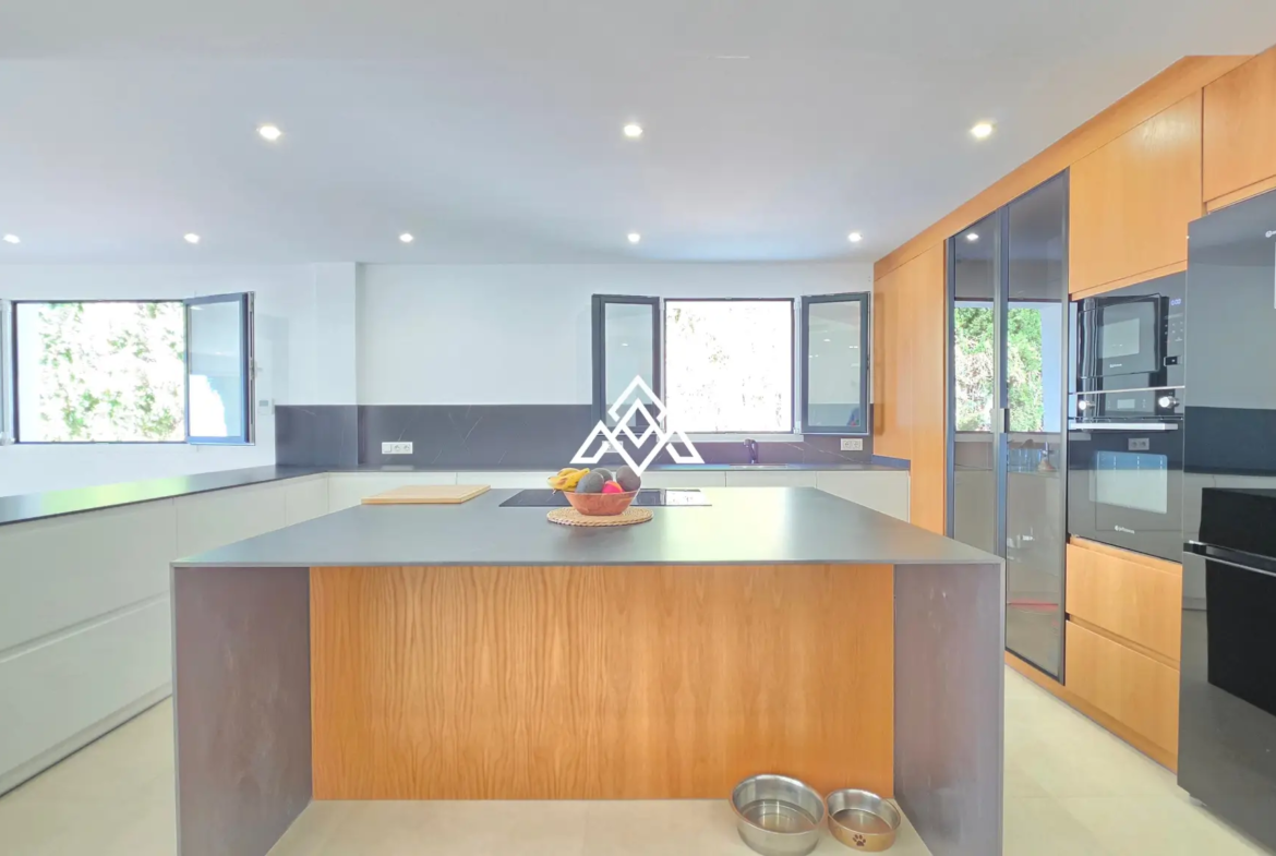 Fully renovated Panoramic Sea View Villa on the Costa del Sol with 5 bedrooms, 100 m² of terraces and stunning Mediterranean views.