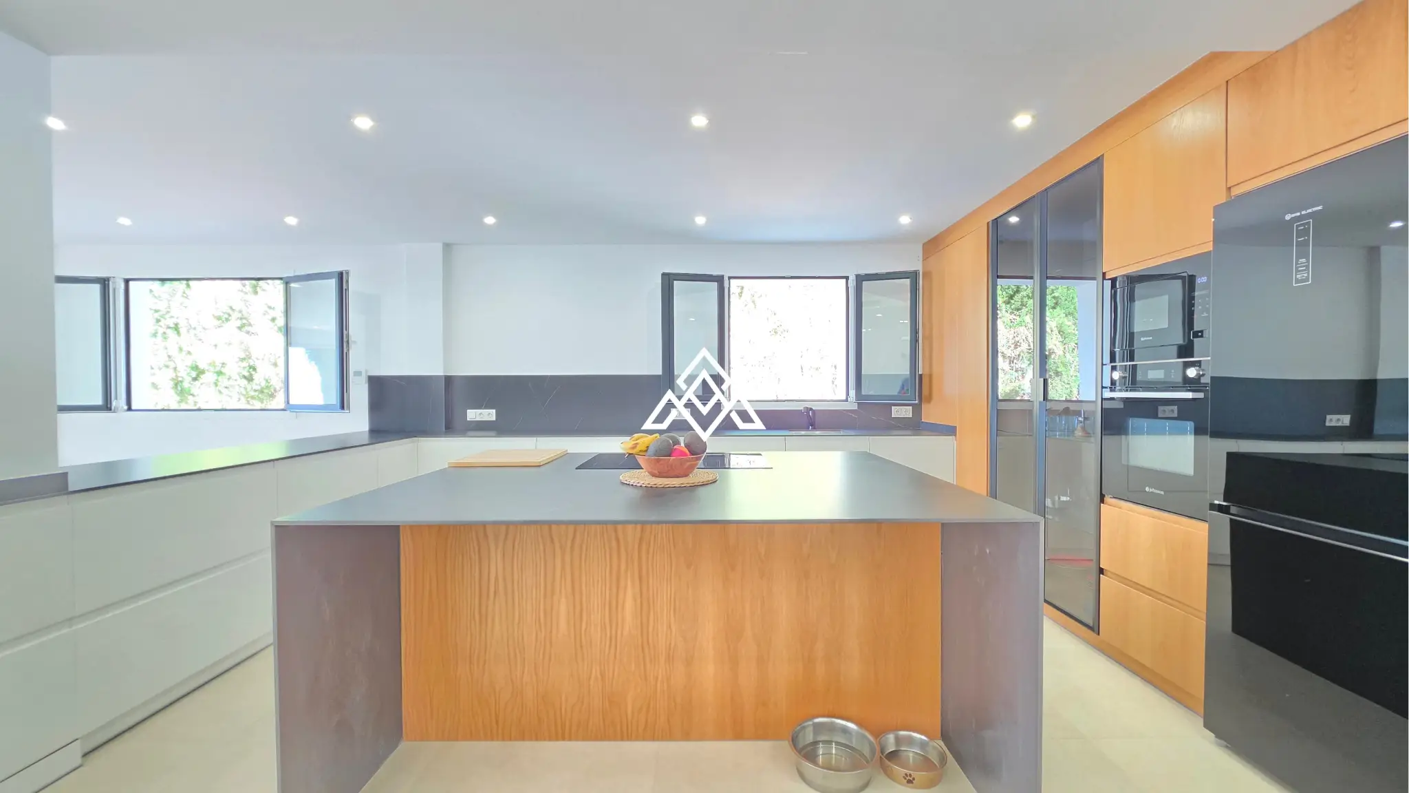 Fully renovated Panoramic Sea View Villa on the Costa del Sol with 5 bedrooms, 100 m² of terraces and stunning Mediterranean views.