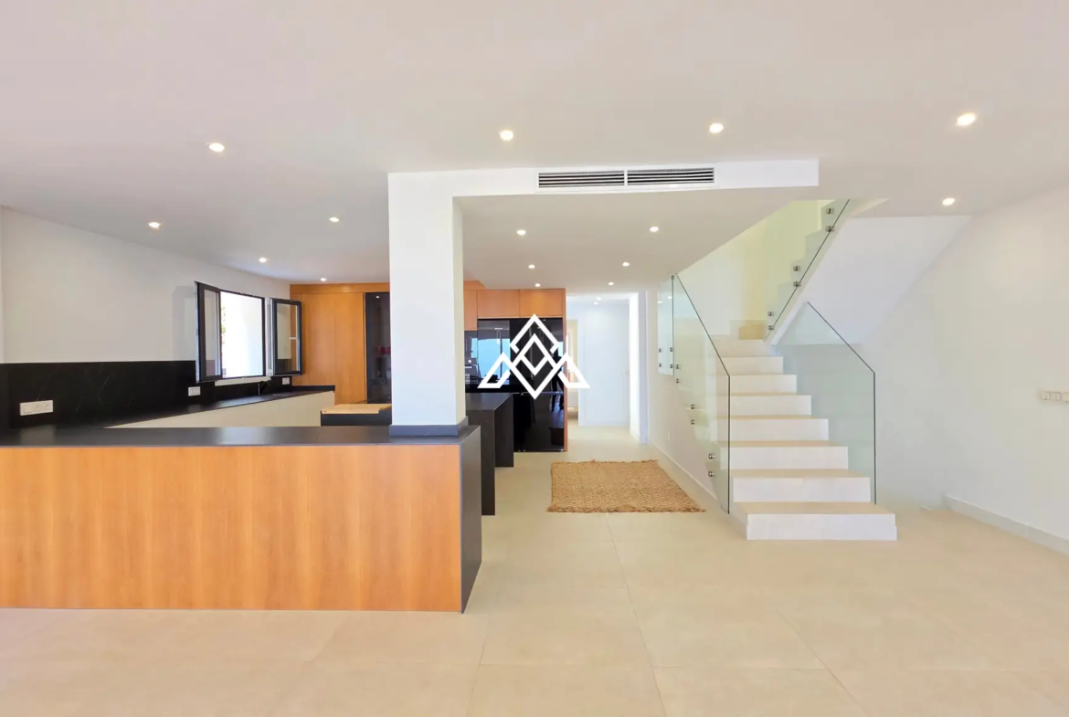 Fully renovated Panoramic Sea View Villa on the Costa del Sol with 5 bedrooms, 100 m² of terraces and stunning Mediterranean views.