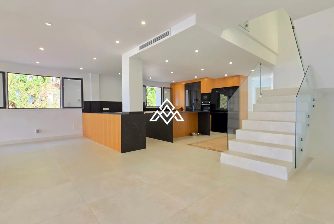 Fully renovated Panoramic Sea View Villa on the Costa del Sol with 5 bedrooms, 100 m² of terraces and stunning Mediterranean views.