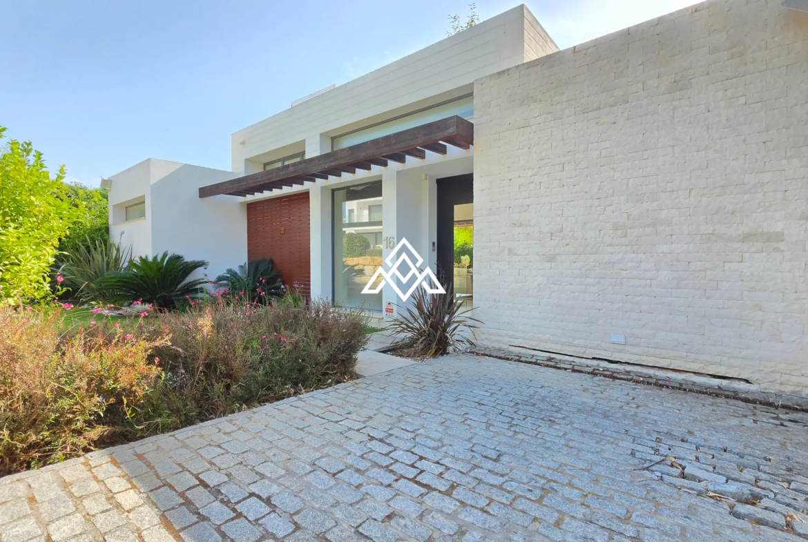 Contemporary Villa in Estepona with tourist licence, 4 bedrooms, private terraces and high rental income potential in a secure gated community.