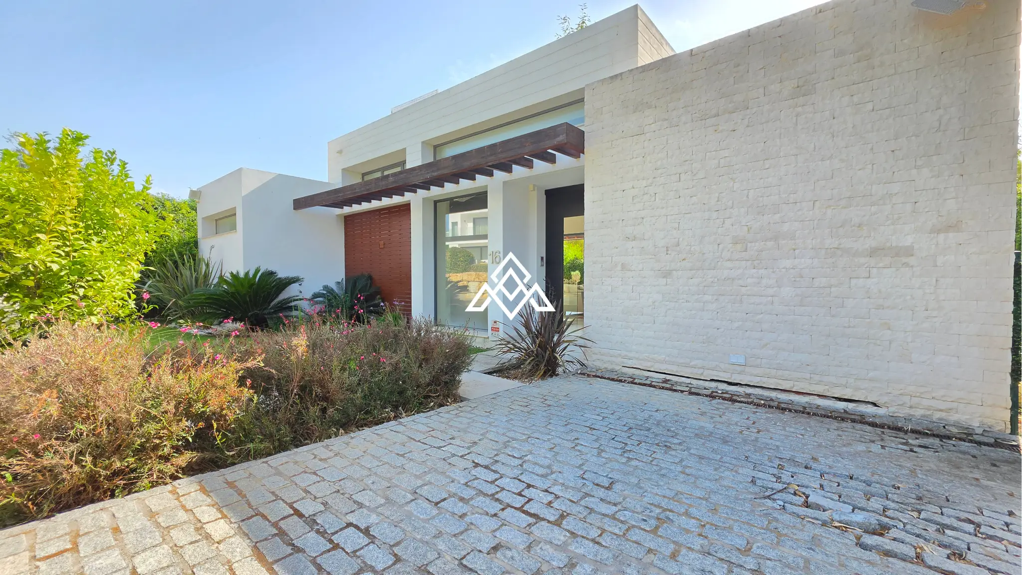 Contemporary Villa in Estepona with tourist licence, 4 bedrooms, private terraces and high rental income potential in a secure gated community.