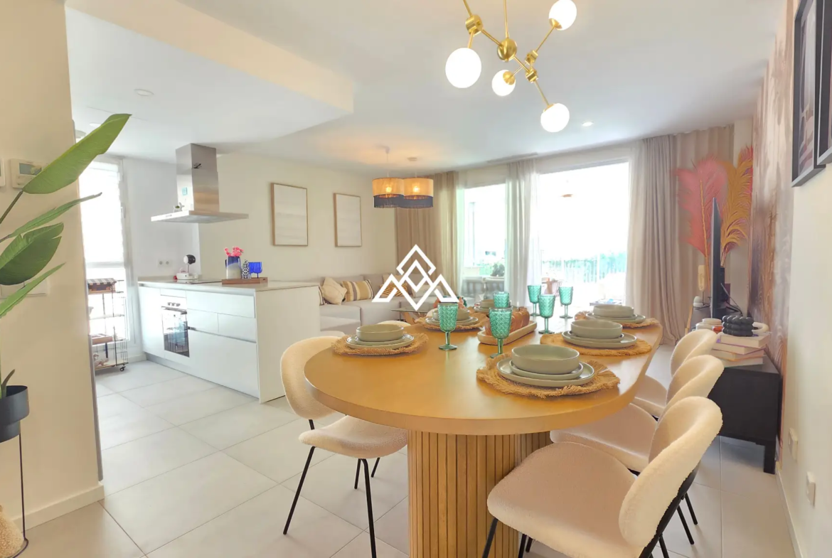 Estepona Garden Apartment with private garden, terrace, garage and valid tourist licence. Ideal investment property in Spain.