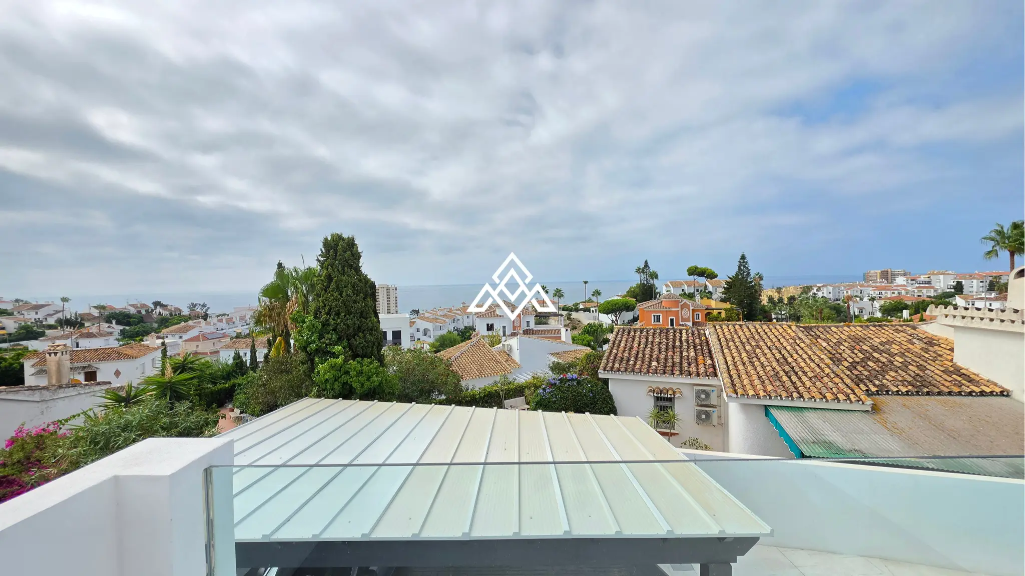 MPA-0122 Discover this brand-new renovated villa in Riviera del Sol, Mijas Costa, with panoramic sea views, 3 bedrooms, 3 bathrooms and spacious terraces.