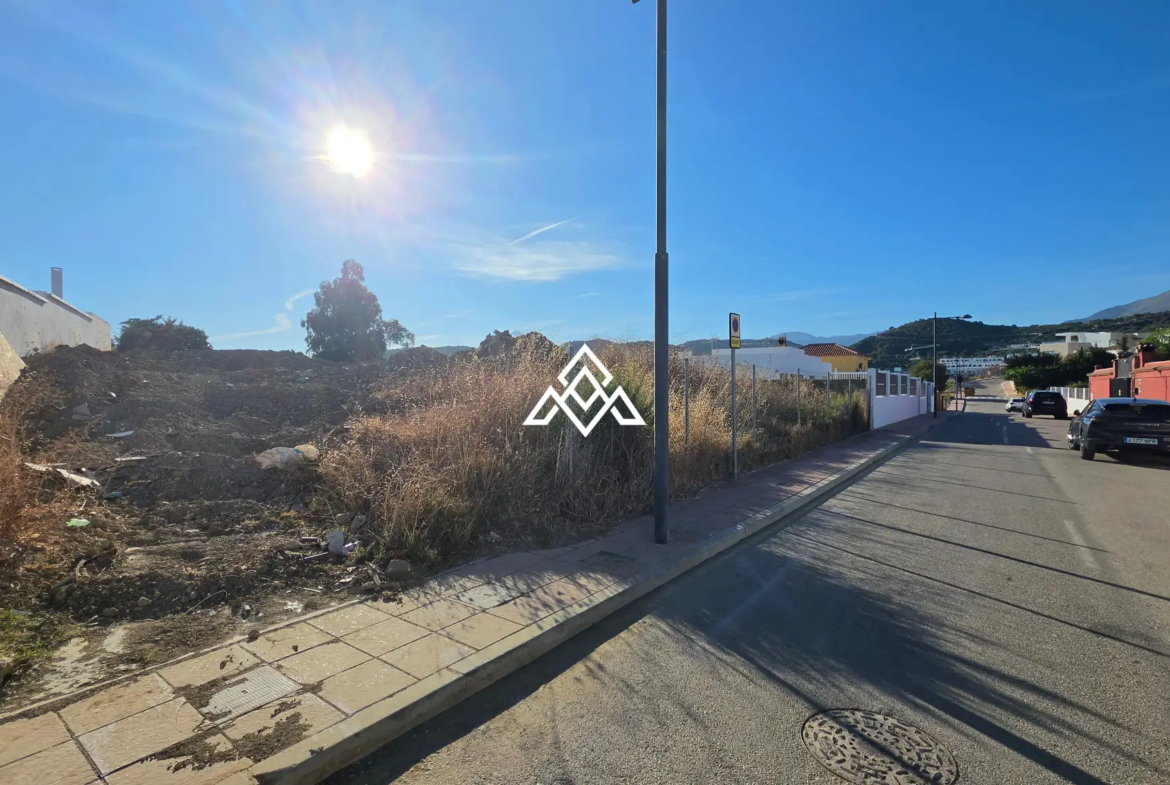 Valle Romano plot in Estepona with preliminary villa project and golf views