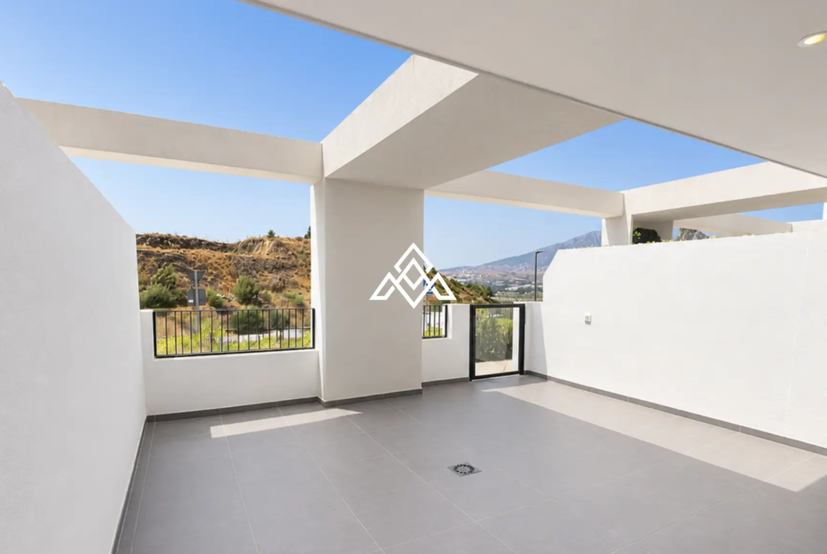 Hacienda el Sueño Apartment with private garden terrace and pool views in Mijas