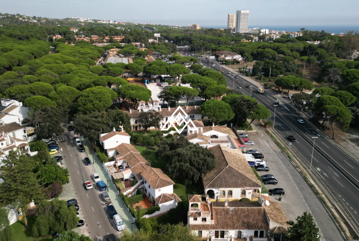 Elviria Townhouse with private jacuzzi, sea views and renovated patio in Marbella