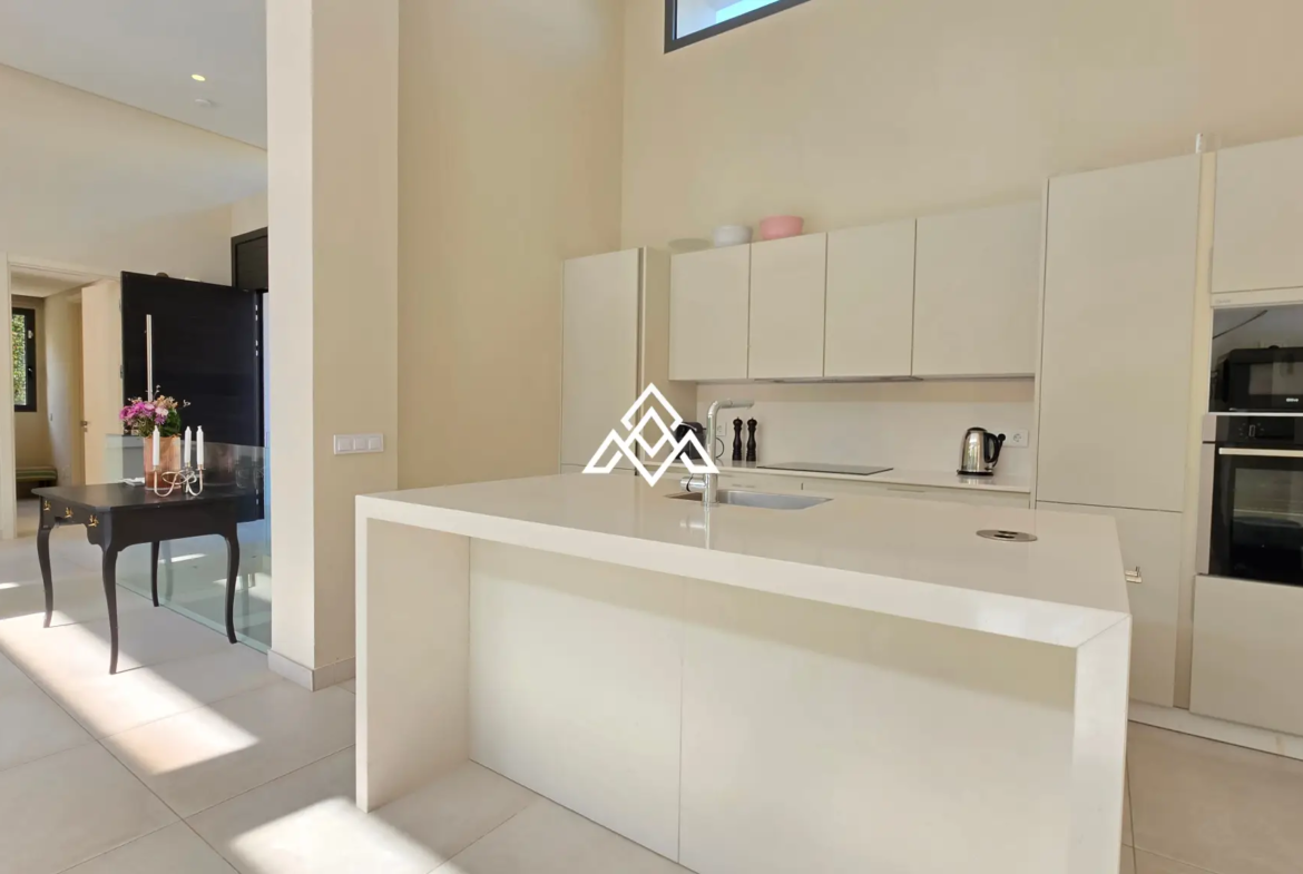 Contemporary Villa in Estepona with tourist licence, 4 bedrooms, private terraces and high rental income potential in a secure gated community.