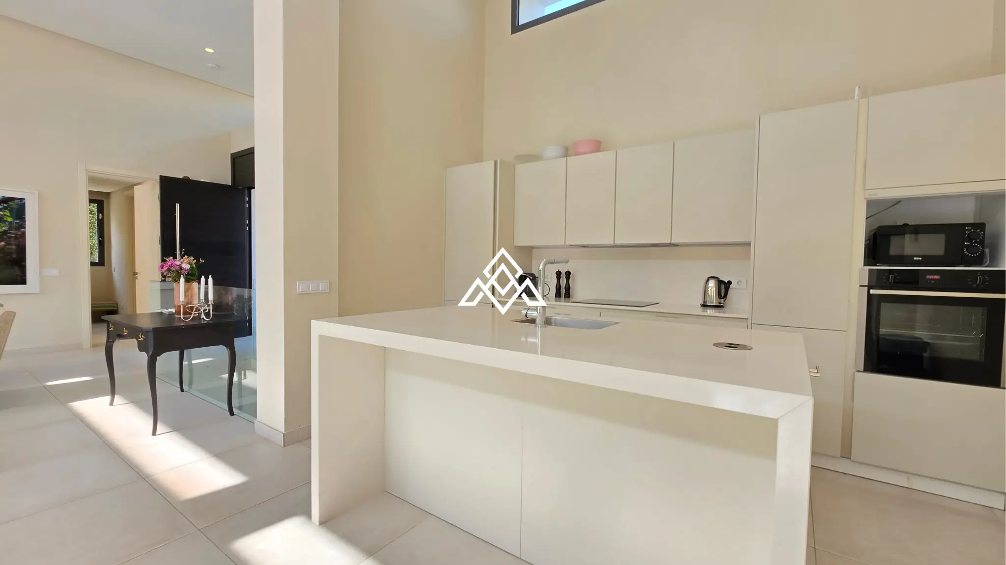 Contemporary Villa in Estepona with tourist licence, 4 bedrooms, private terraces and high rental income potential in a secure gated community.