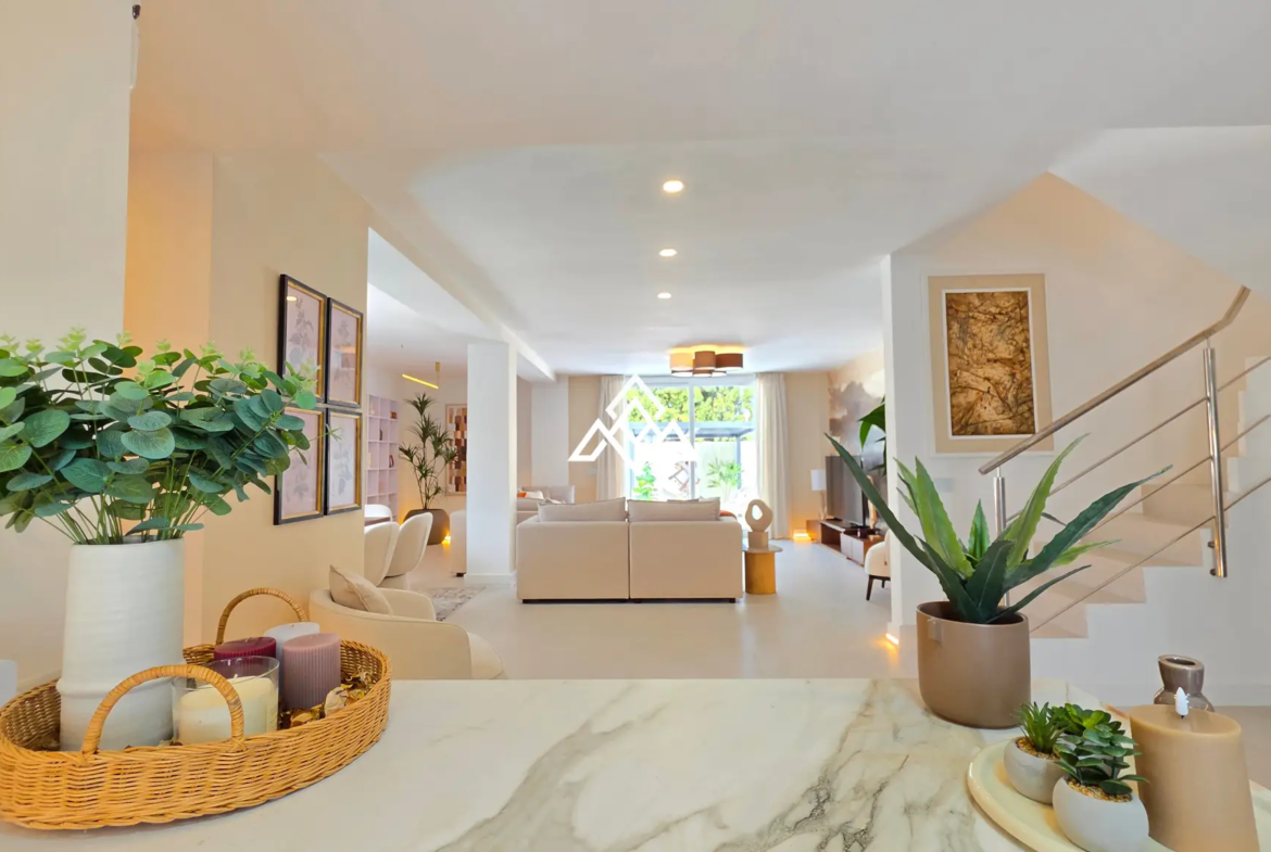 Discover this brand-new renovated villa in Riviera del Sol, Mijas Costa, with panoramic sea views, 3 bedrooms, 3 bathrooms and spacious terraces.