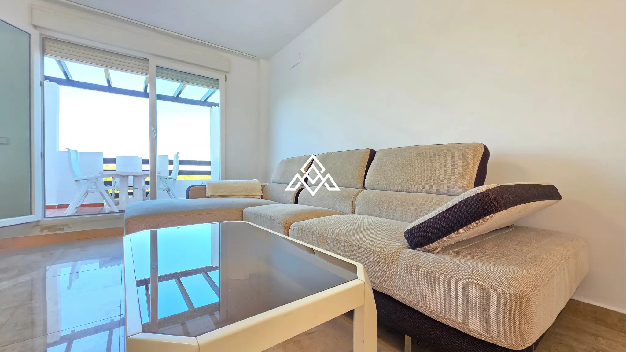 Vistalmar Duquesa apartment in Manilva with 2 bedrooms, 2 bathrooms, a 25 m² south-facing terrace and panoramic Mediterranean sea views.