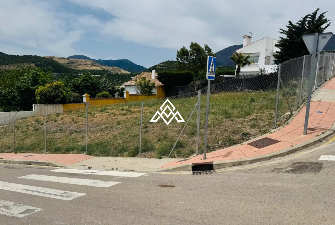 Plot for sale in Valle Romano, Estepona, with southwest orientation, golf course and Mediterranean Sea views.