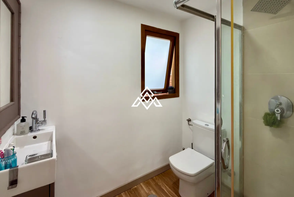 Elviria Townhouse with private jacuzzi, sea views and renovated patio in Marbella