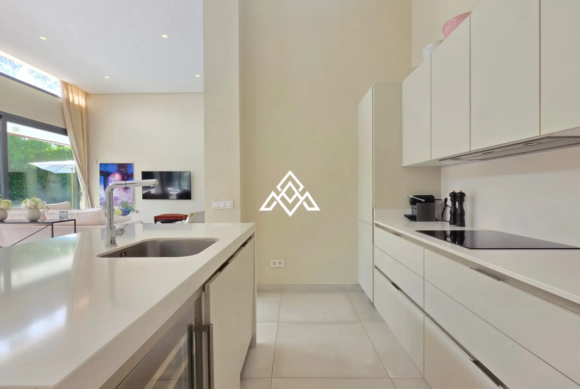 Contemporary Villa in Estepona with tourist licence, 4 bedrooms, private terraces and high rental income potential in a secure gated community.