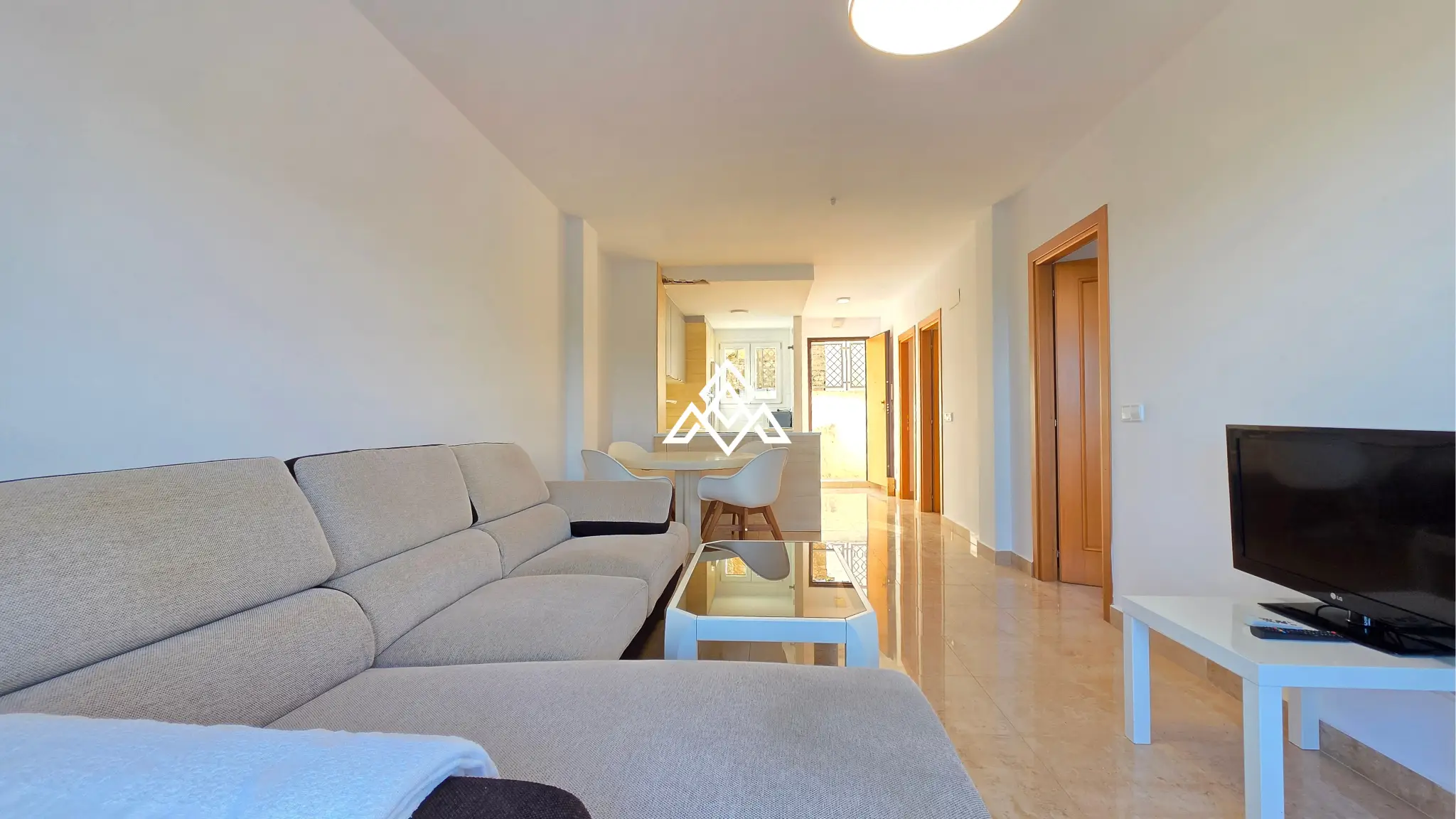 Vistalmar Duquesa apartment in Manilva with 2 bedrooms, 2 bathrooms, a 25 m² south-facing terrace and panoramic Mediterranean sea views.